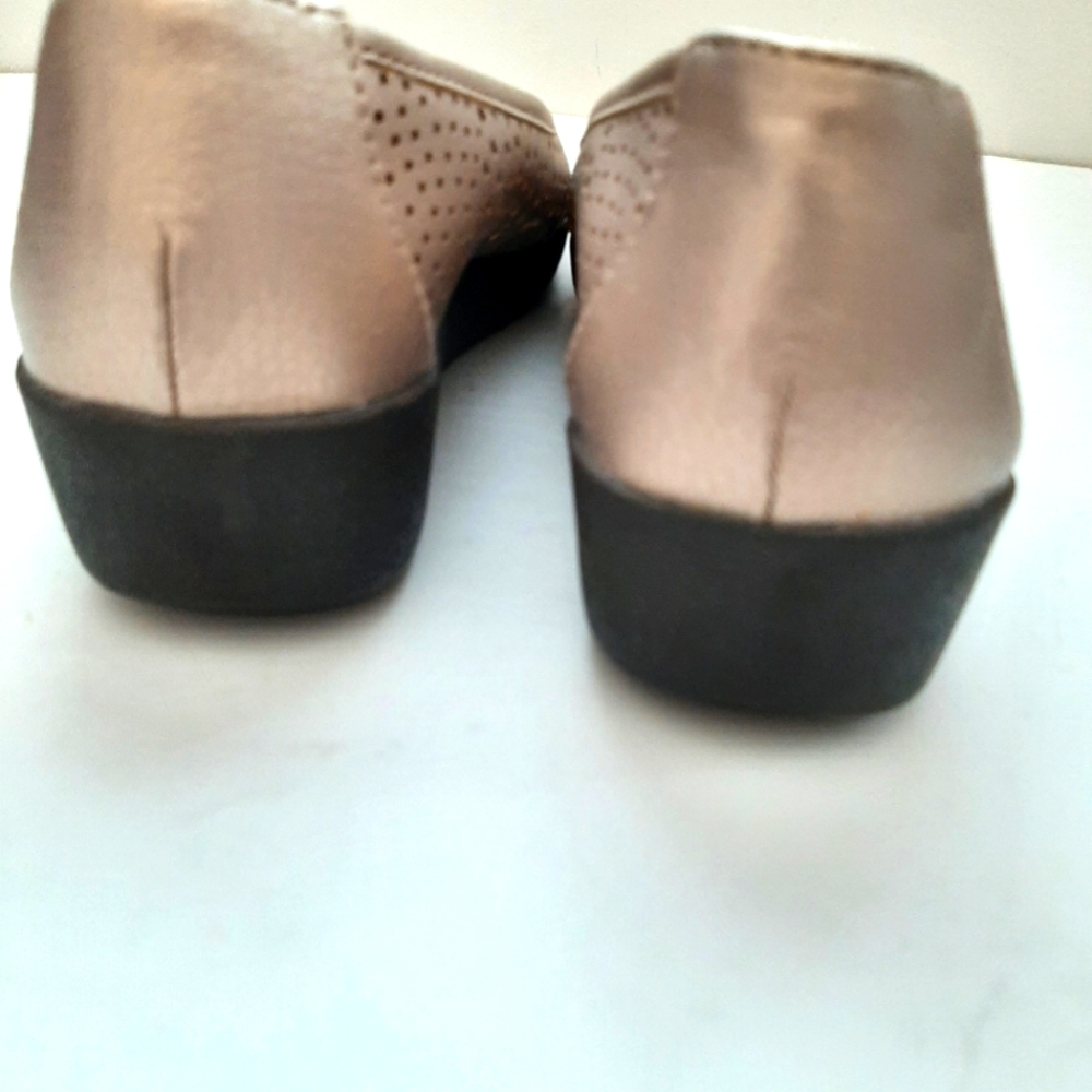 Basic Editions Golden Metallic Shoes - Picture 4 of 7